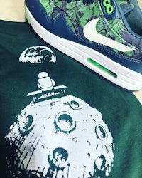 the nike air max 1 has a moon on it